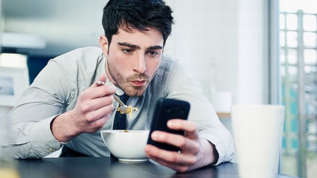 1 su 3 mangia con lo smartphone a tavola, a rischio disturbi alimentari 1 su 3 mangia con lo smartphone a tavola, a rischio disturbi alimentari