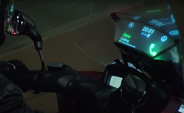 Samsung presenta lo smartphone sul parabrezza della moto e Nike fa le scarpe di Ritorno al Futuro Samsung presenta lo smartphone sul parabrezza della moto e Nike fa le scarpe di Ritorno al Futuro