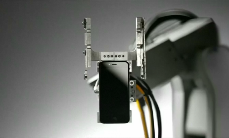 Apple presenta Liam, un robot che smonta i vecchi iPhone per tutelare l'ambiente Apple presenta Liam, un robot che smonta i vecchi iPhone per tutelare l'ambiente
