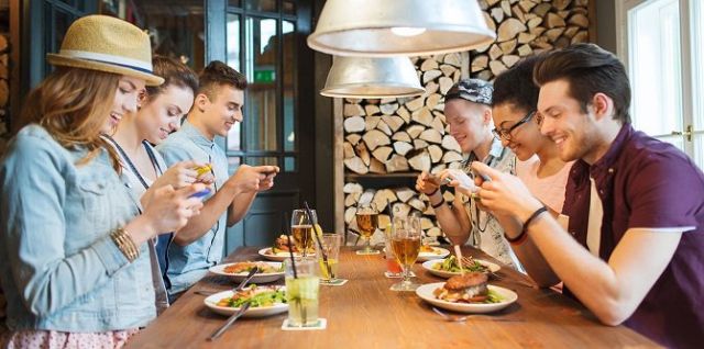 Scuola: Stop al divieto degli smartphone in classe Scuola: Stop al divieto degli smartphone in classe