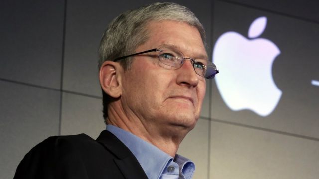 Tim Cook festeggia 5 anni alla guida di Apple e sblocca 100 milioni di bonus Tim Cook festeggia 5 anni alla guida di Apple e sblocca 100 milioni di bonus