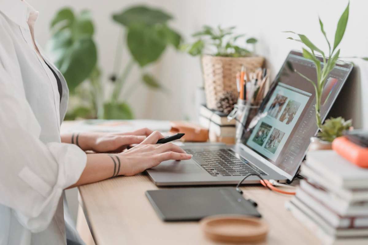 Ragazza che lavora al laptop