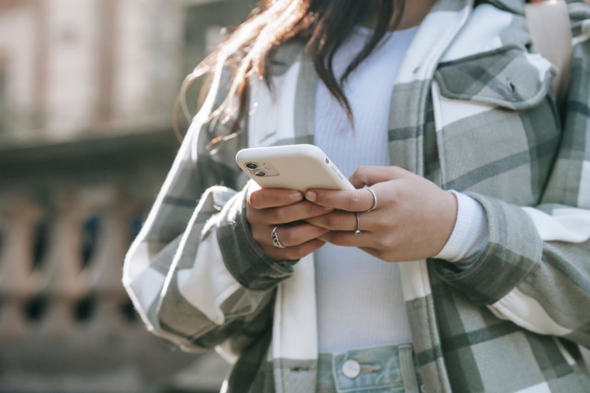 Ragazza allo smartphone