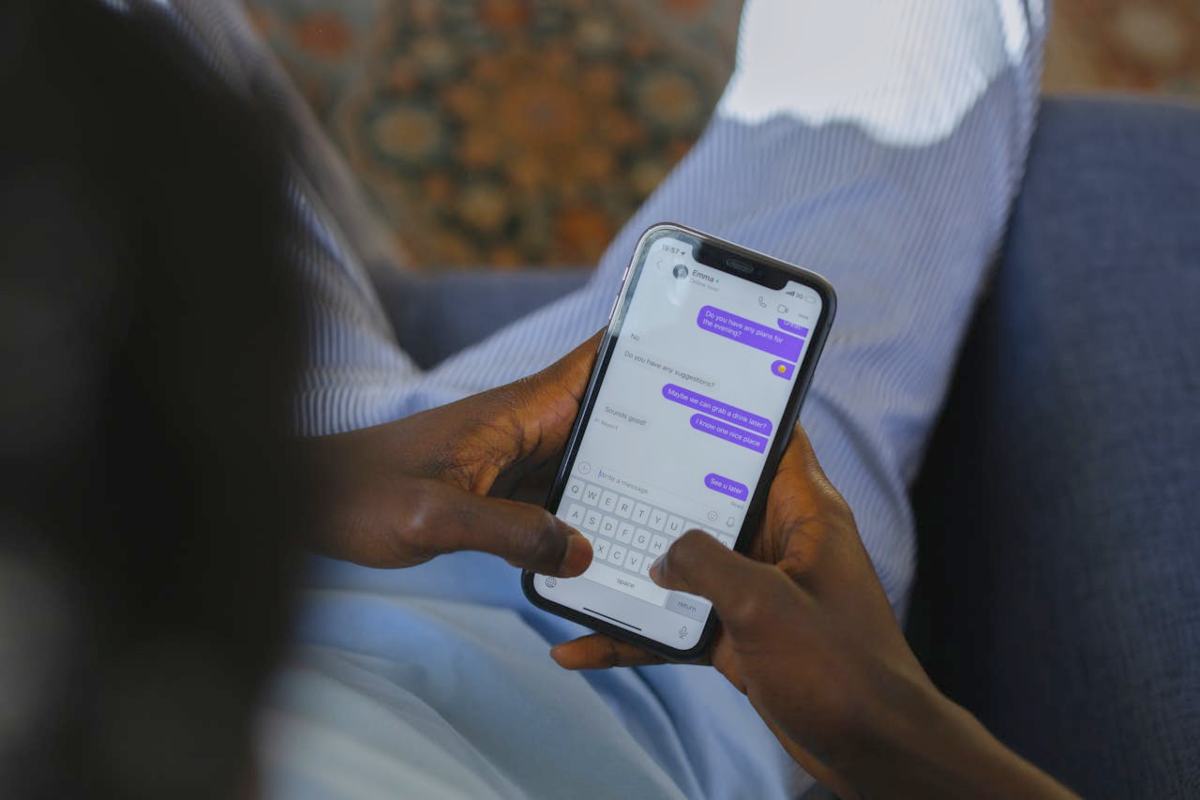 Qualcuno scrive SMS