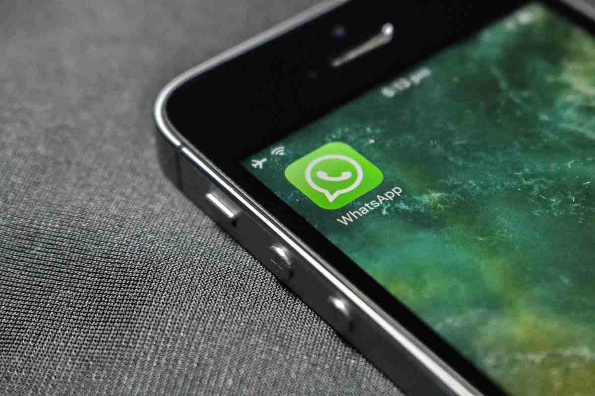 Simbolo WhatsApp su smartphone