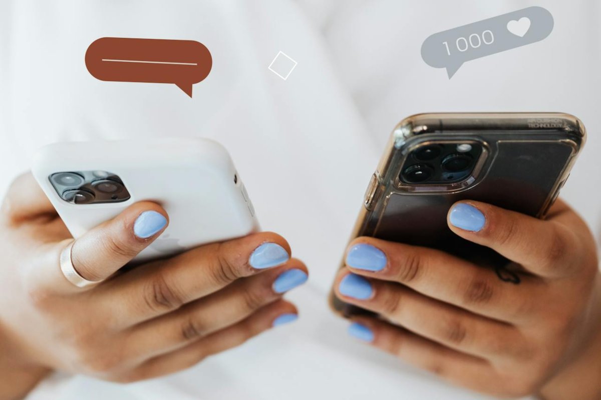 Ragazza con due smartphone che manda messaggi