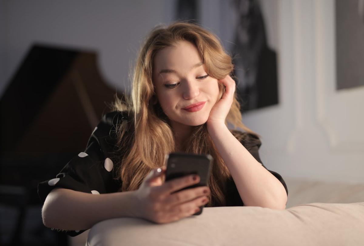 Ragazza che manda messaggi su WhatsApp
