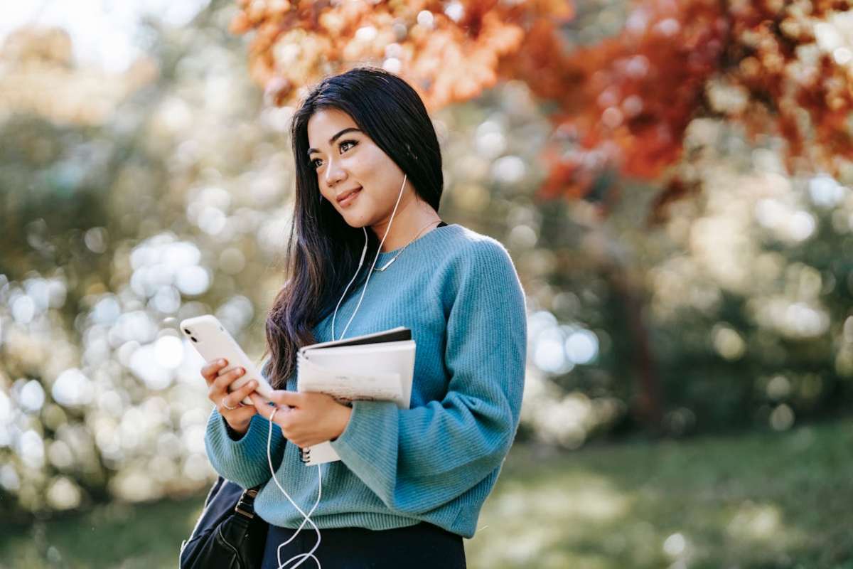 Ragazza che ascolta un messaggio vocale