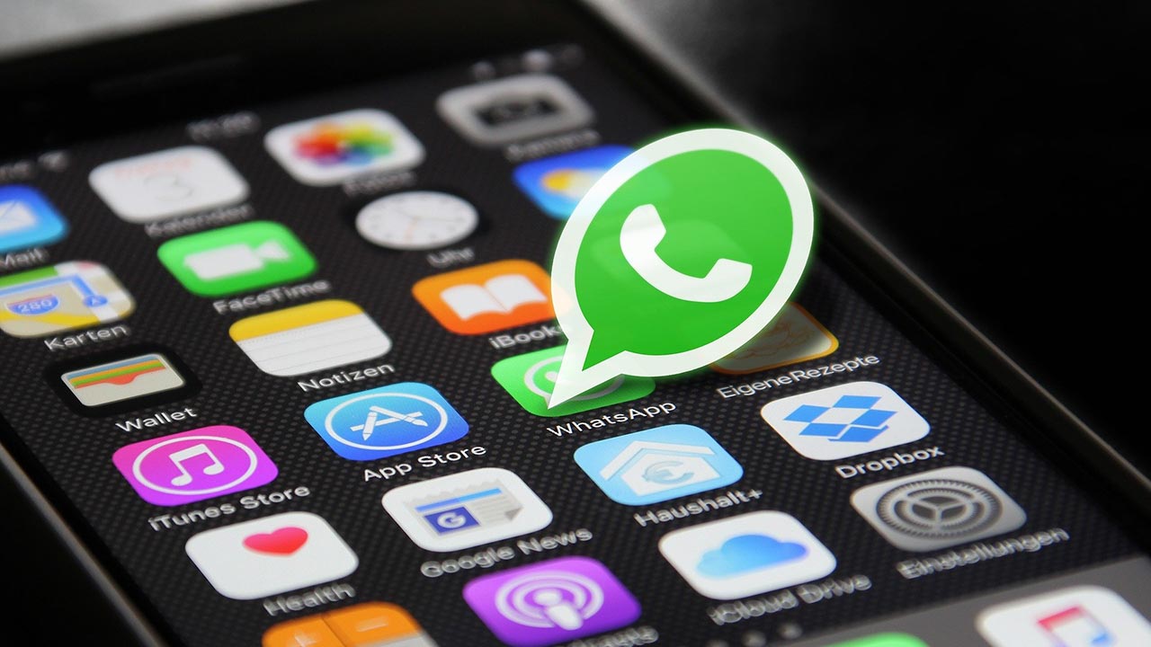 condivisione dati Whatsapp Facebook