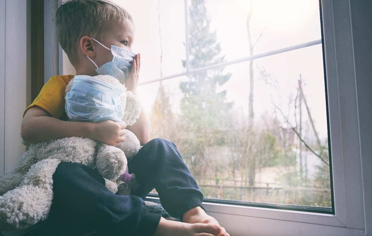 Bambino in quarantena Covid (Adobe Stock)