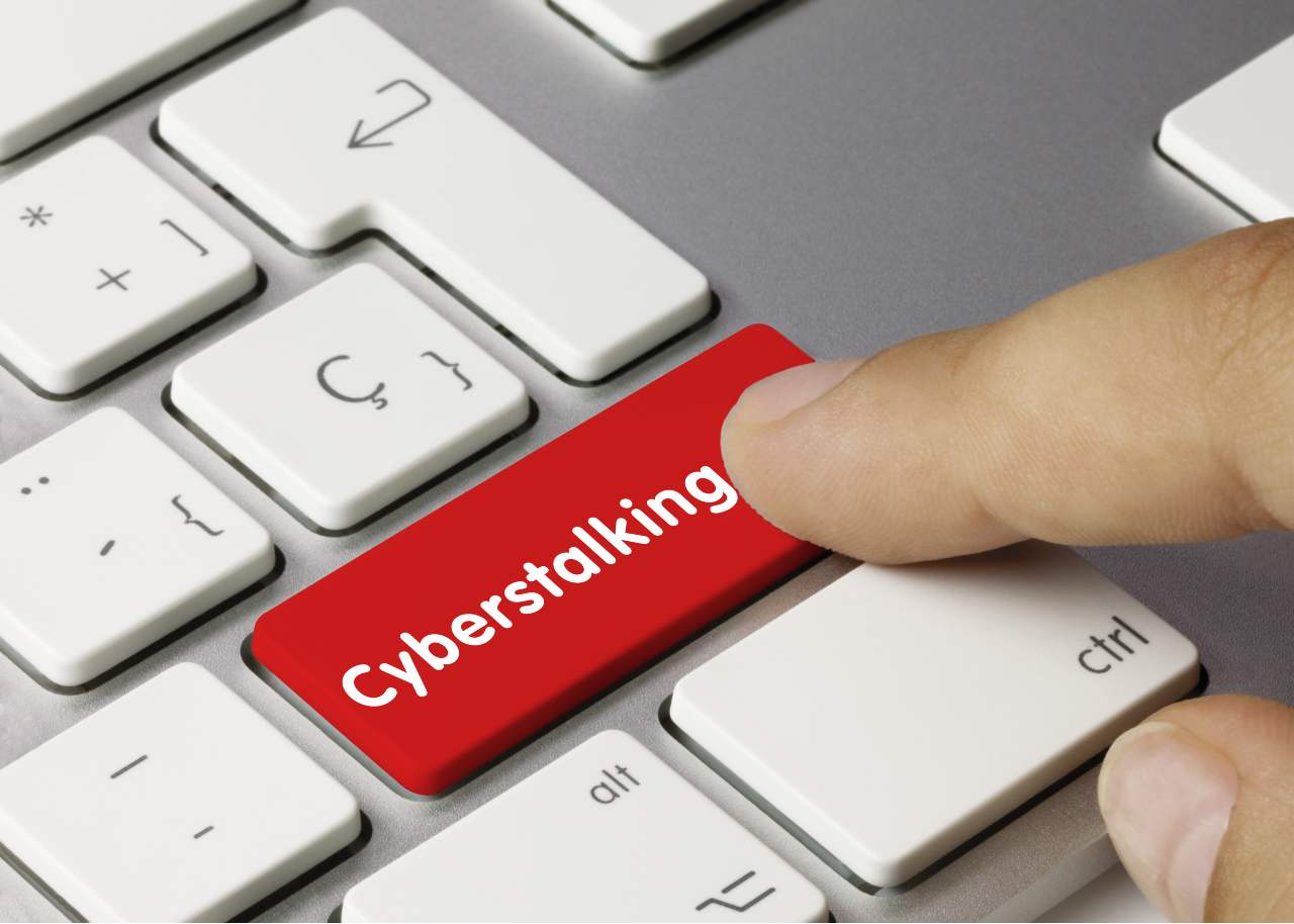 Cyberstalking in aumento (Adobe Stock)