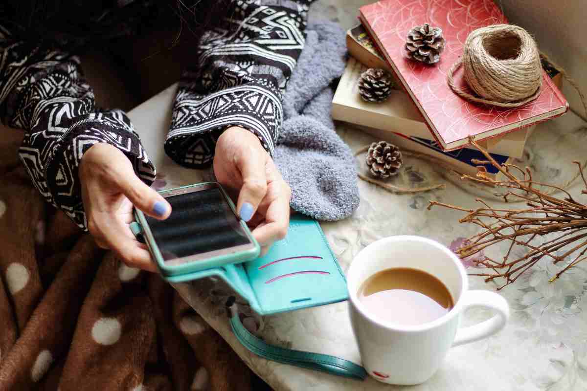 Ragazza che digita allo smartphone