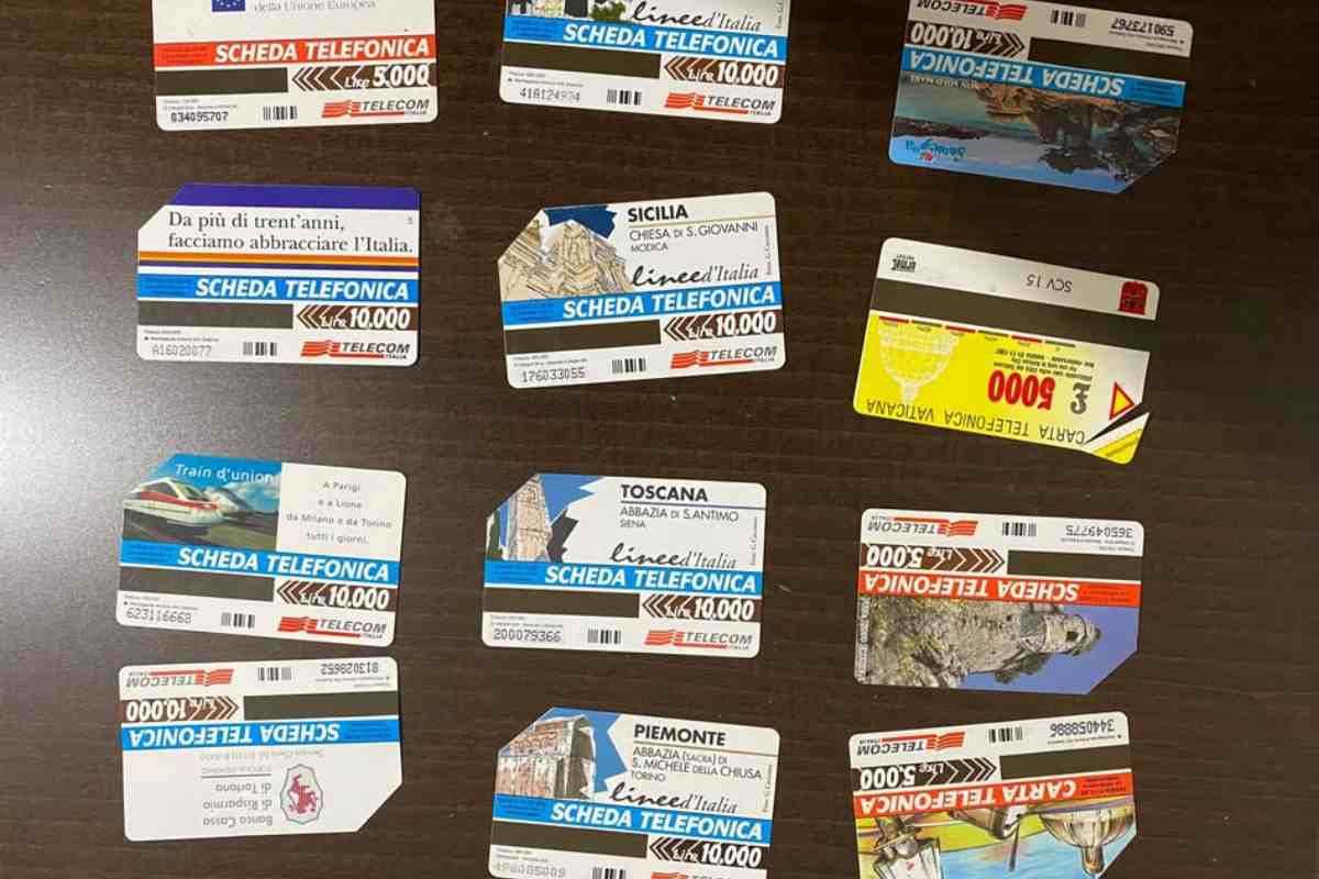 alcune vecchie schede telefoniche su un tavolo