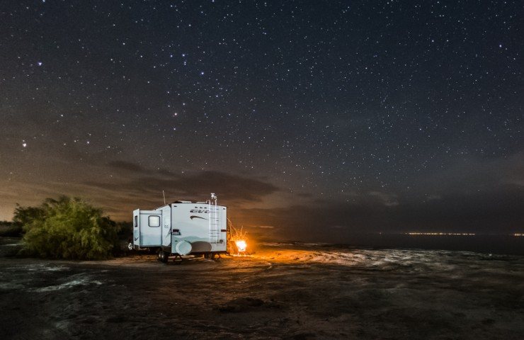 Starlink in viaggio, camper di notte