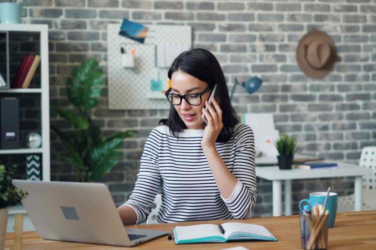 Ragazza che parla allo smartphone