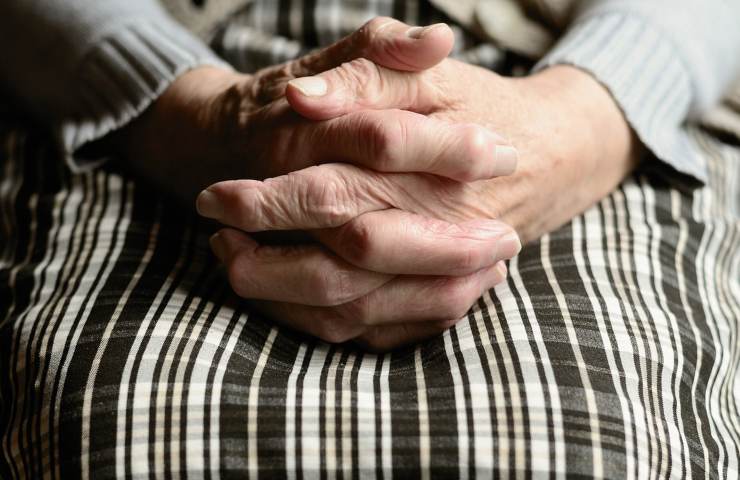 150 anni old people hands Gl istudi sull'invecchiamento indicano i 150 anni come traguardo massimo (pixabay.com) I