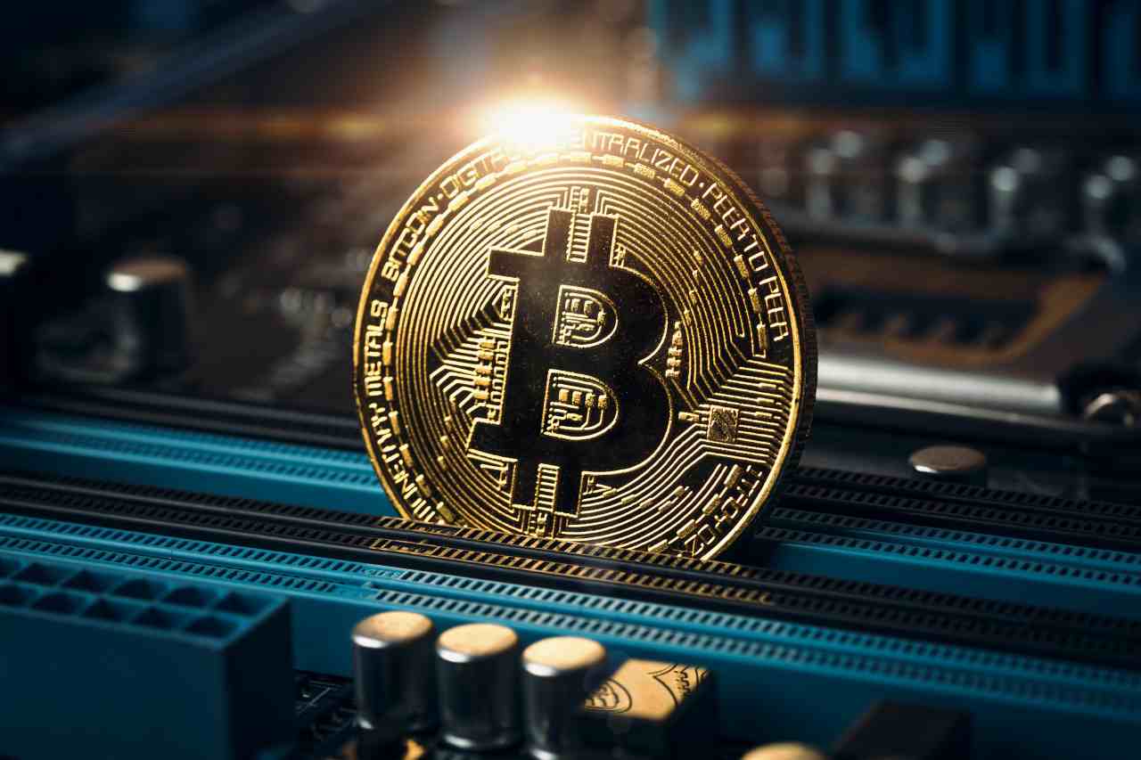 Bitcoin, criptovaluta in caduta libera(Adobe Stock)