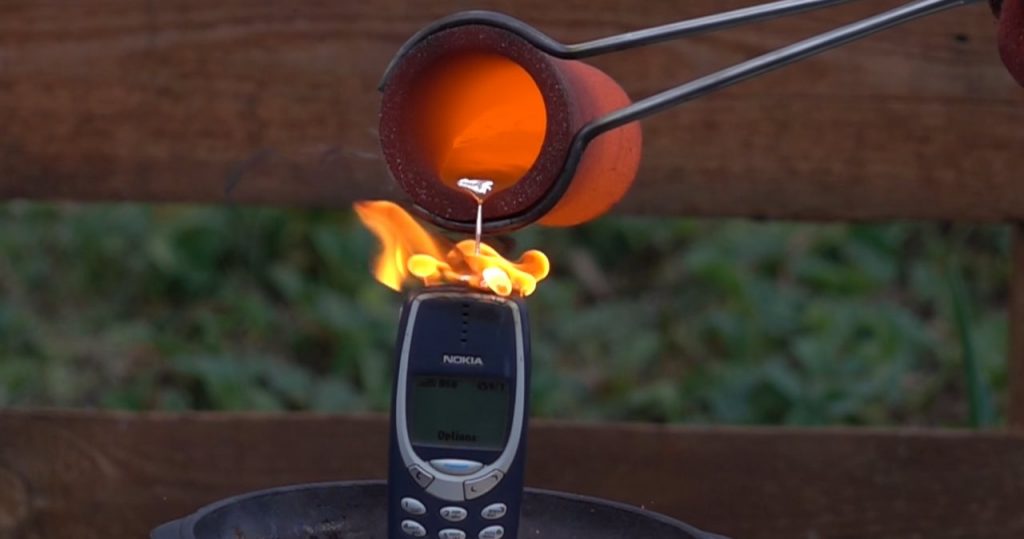Nokia 3310 contro lava