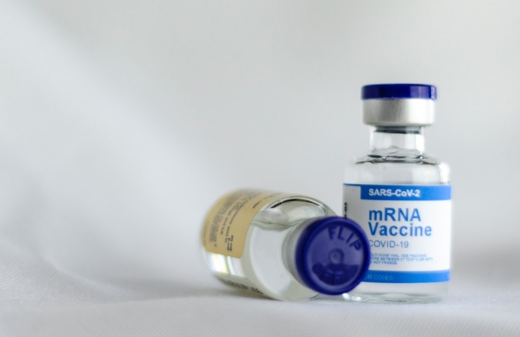 Variante indiana, i vaccini a mRNA sarebbero