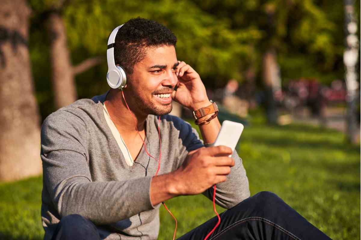 ragazzo con cuffie ascolta podcast tramite app