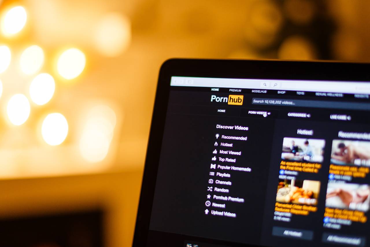 Pornhub, l'upload è poco controllato (Adobe Stock)