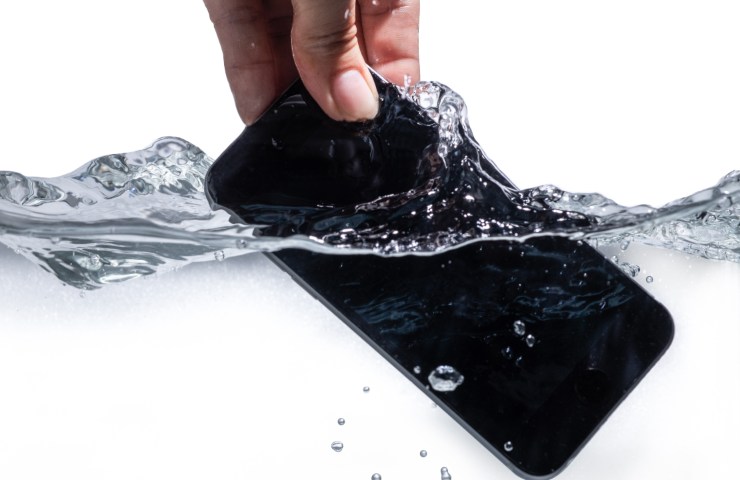 Telefono waterproof (Adobe Stock)