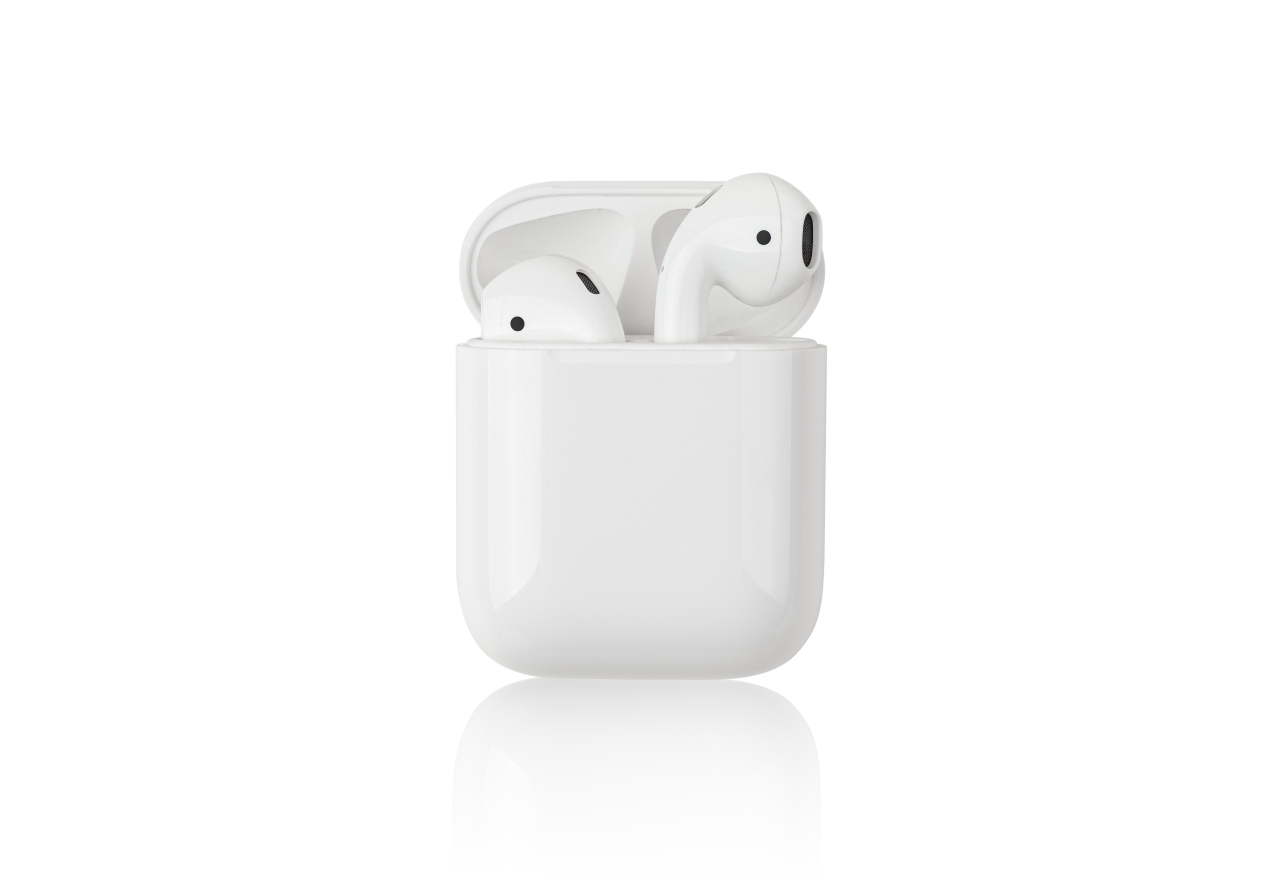 AirPods, il prodotto Apple più cercato e quello più contraffatto (Adobe Stock)