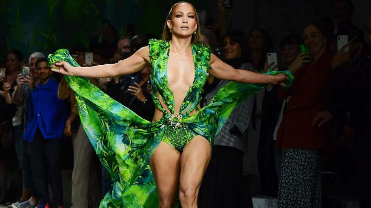 Jennifer Lopez chiude la sfilata di Versace, Milano, 20 settembre 2019 (ANSA)