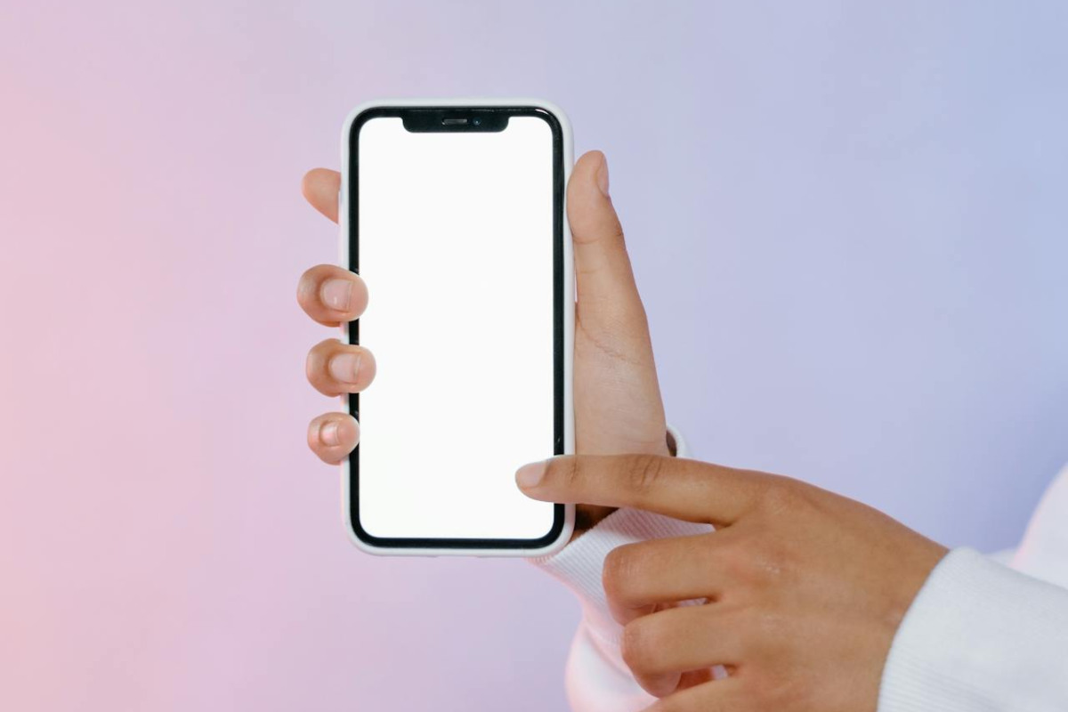 Smartphone con schermata bianca