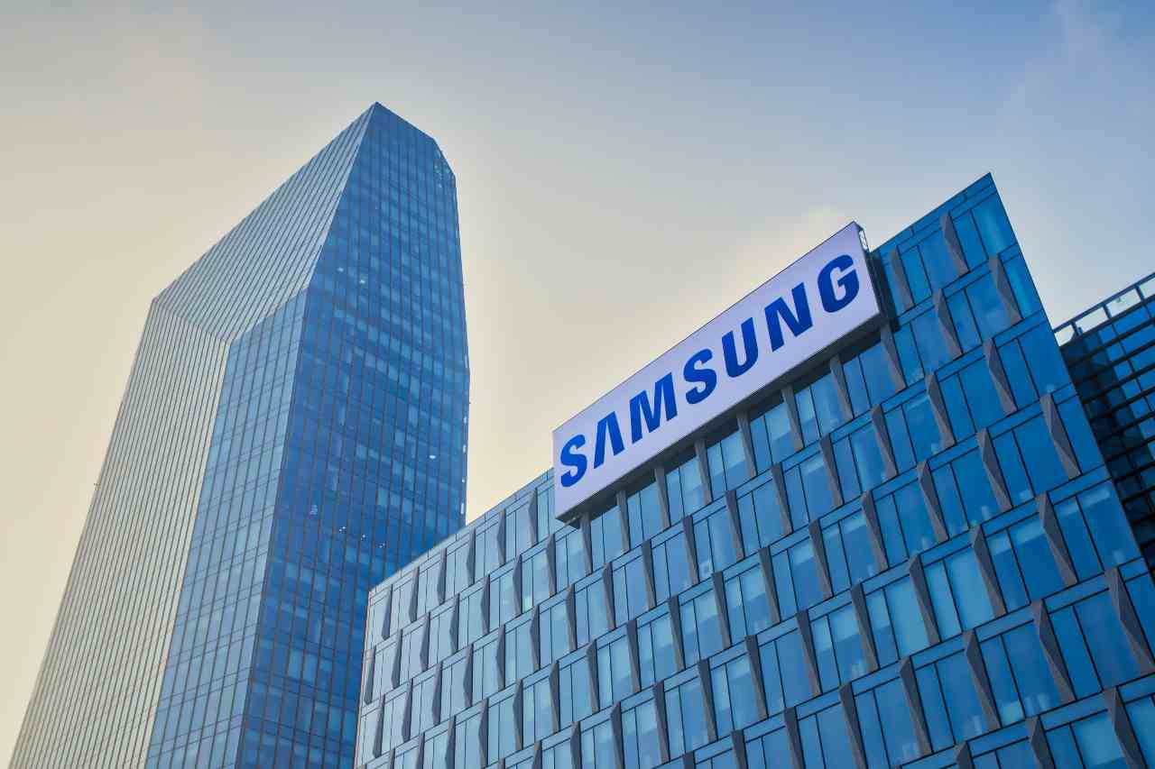 Samsung, per la prima volta una fotocamera sotto il display (Adobe Stock)