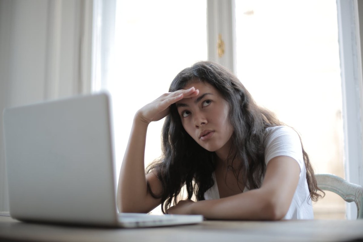 Ragazza disperata al laptop