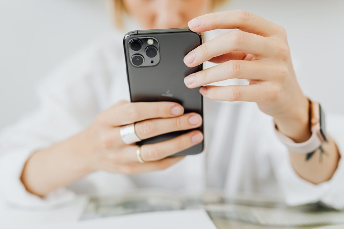 Donna allo smartphone