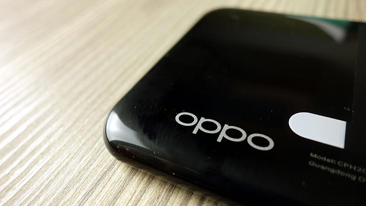 Oppo fotocamera sotto al display