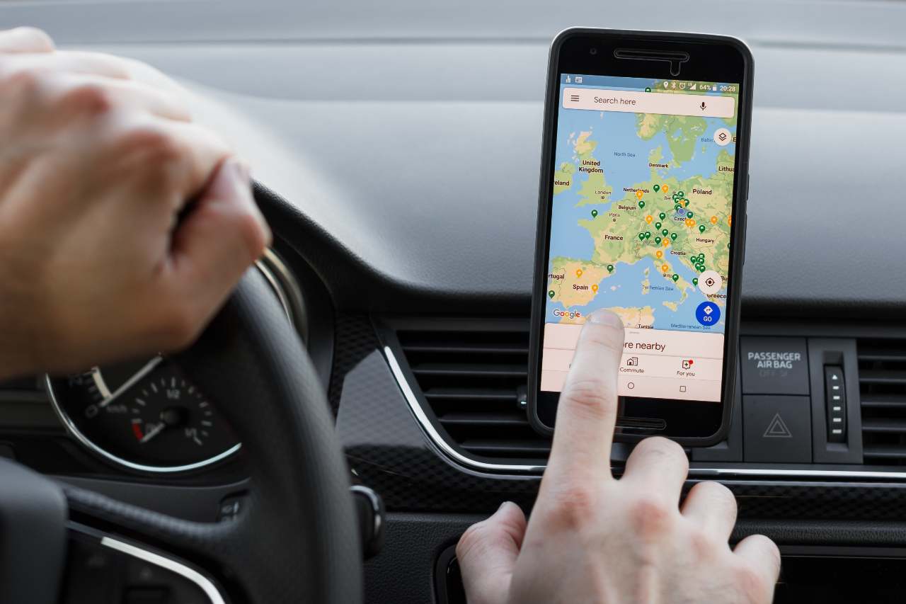 Google Maps, una delle app più amate dai viaggiatori (Adobe Stock)