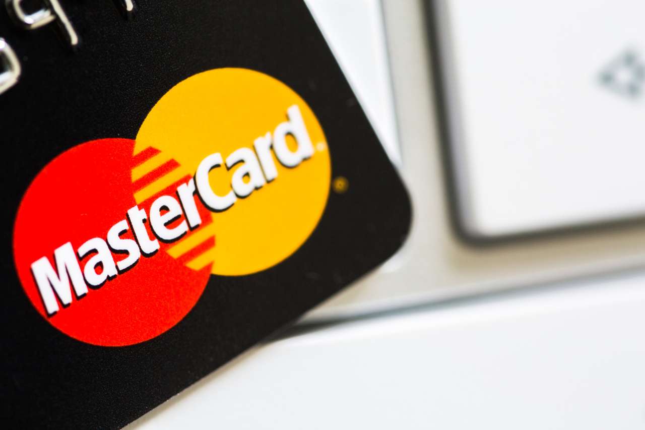 Mastercard elimina la banda magnetica, dal 2033 non esisterà più (Adobe Stock)