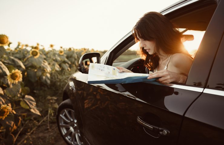 Android Auto Lost girl with a map (Adobe Stock)