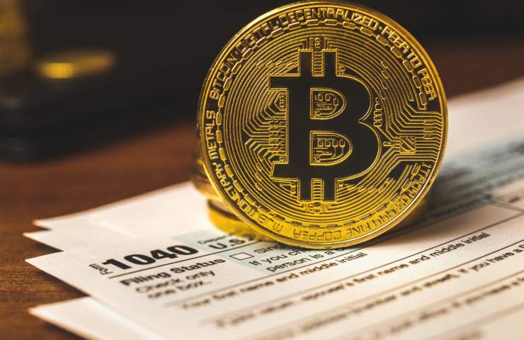 Bitcoin and Tax form (Adobe Stock) 