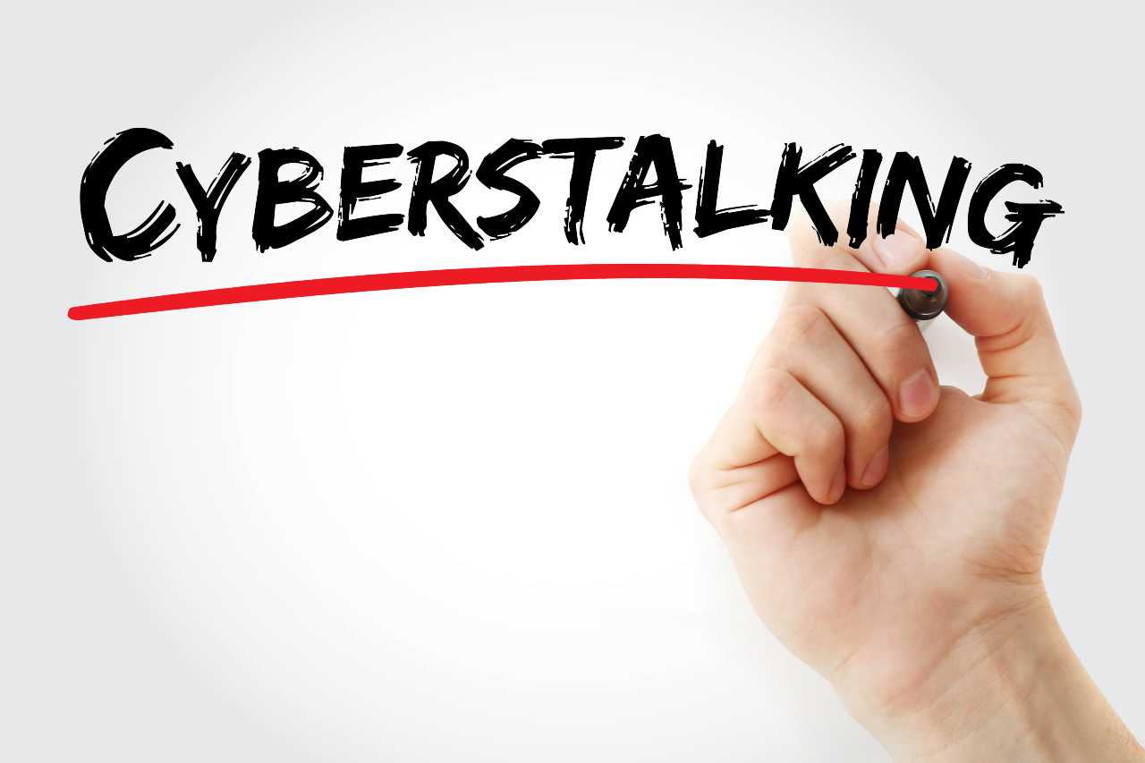 Cyberstalking, fenomeno dilagante (Adobe Stock)