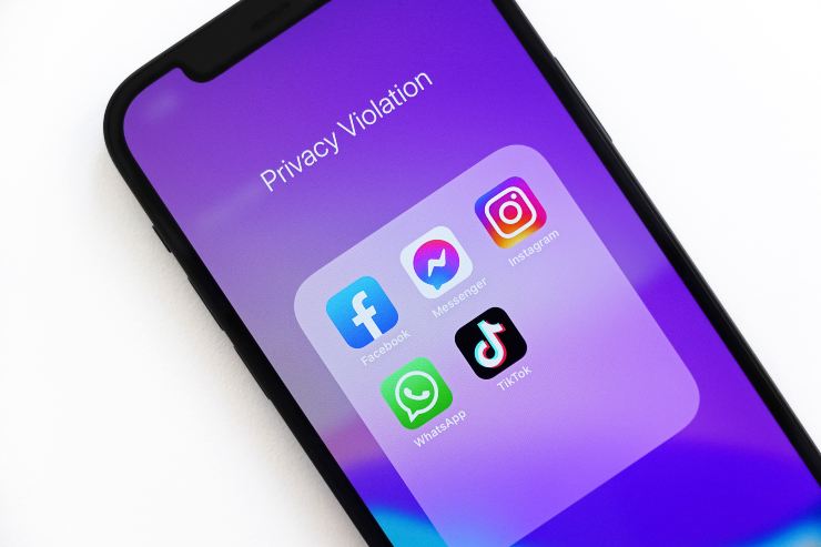 Facebook Instagram WhatsApp violazione privacy
