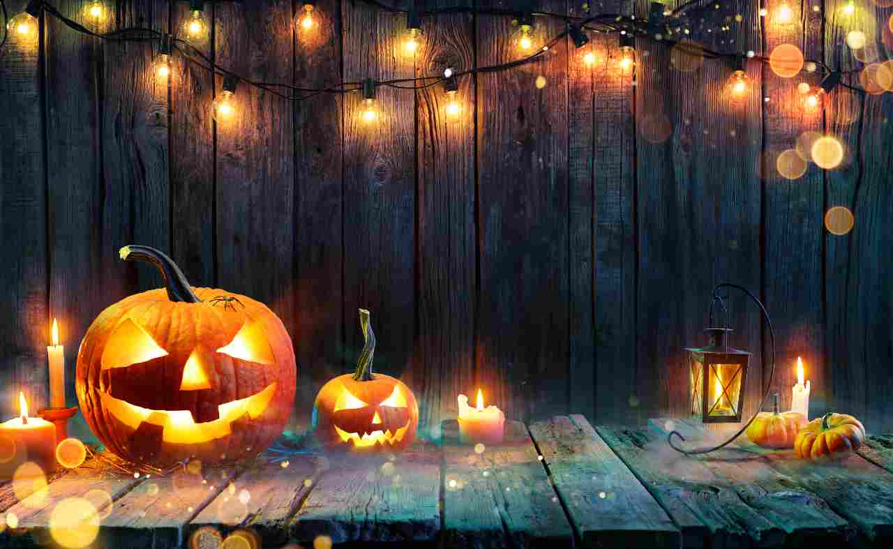 Halloween si festeggia anche sui social (Adobe Stock)