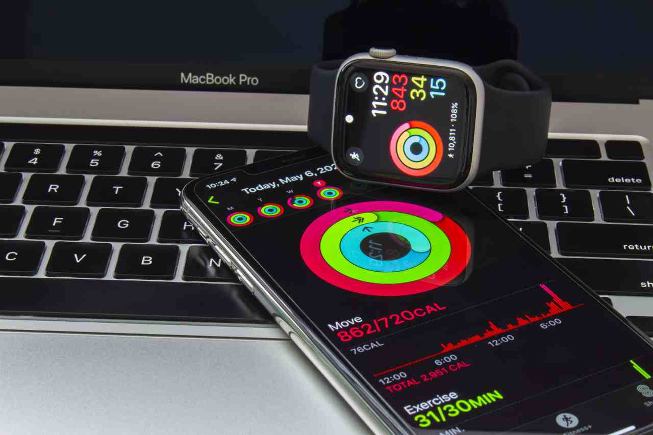 Iphone e Watch, figli della stessa mamma... Apple (Adobe Stock)