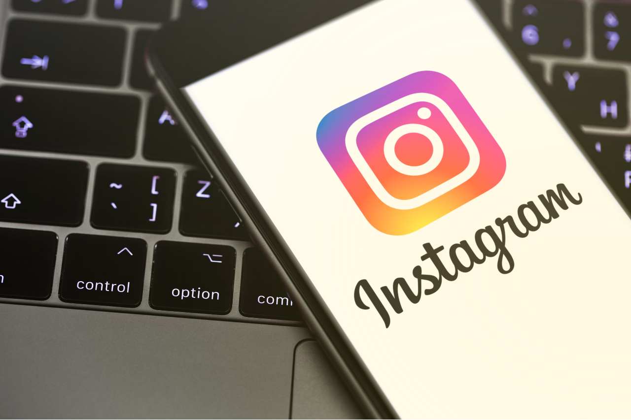 Instagram, prima la condivisione da PC. Ora una funzionalità allargata (Adobe Stock)