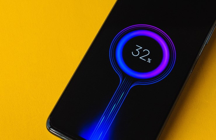 Poco Smartphone Charging (Adobe Stock)