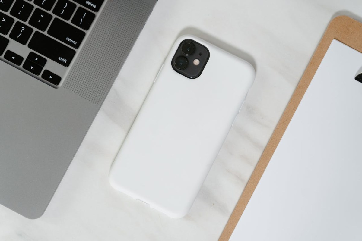 iPhone bianco su scrivania