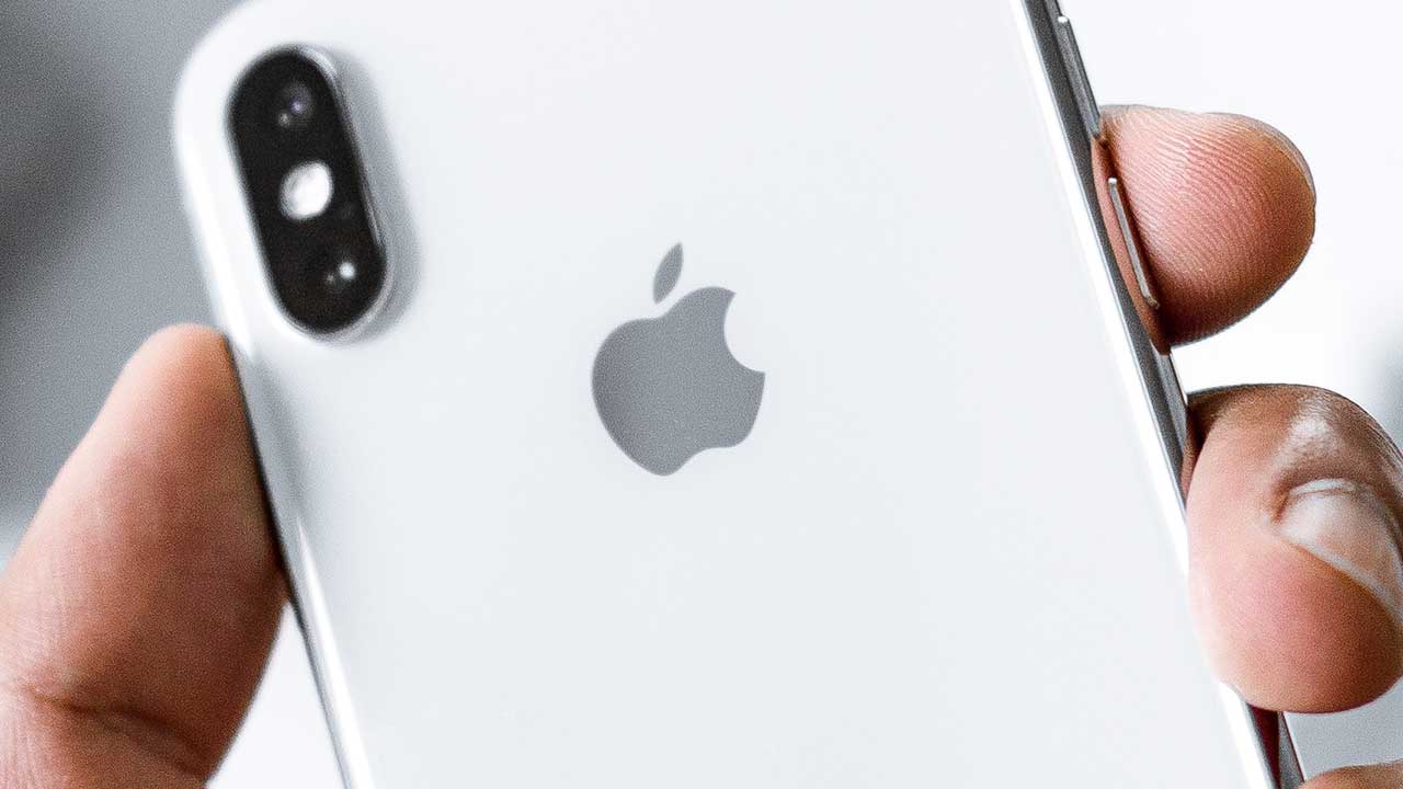 iPhone con Face ID sotto al display quando