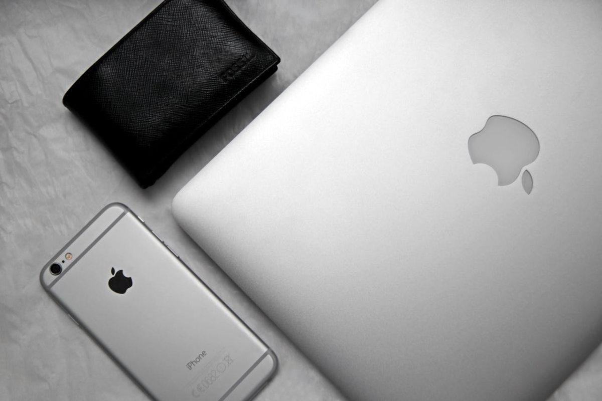 iPhone, Macbook e portafoglio
