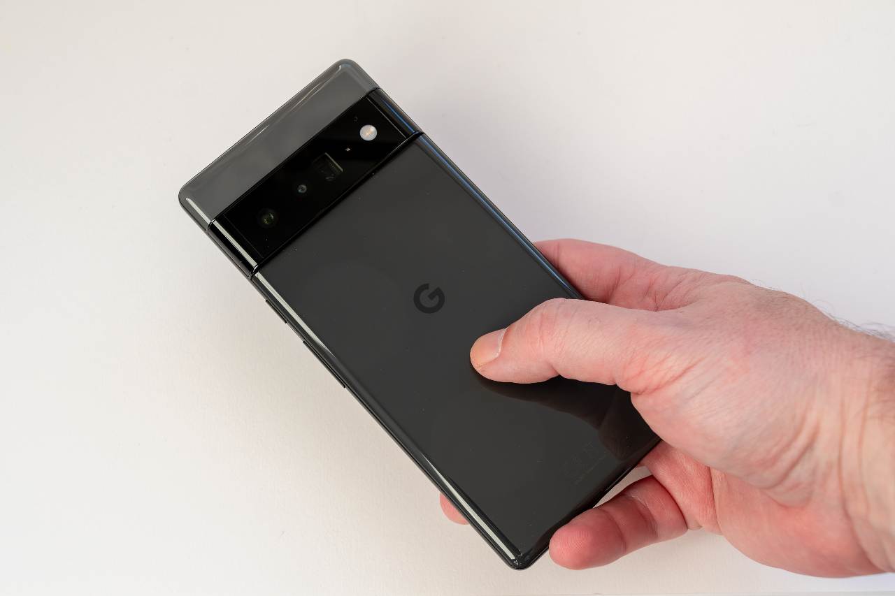 Google Pixel, lo smartphone del colosso di Mountain View (Adobe Stock)