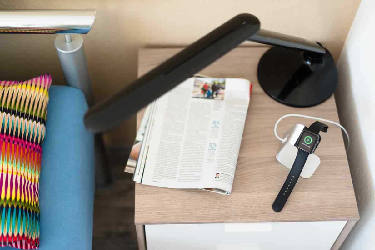 apple watch su postazione di ricarica sul comodino
