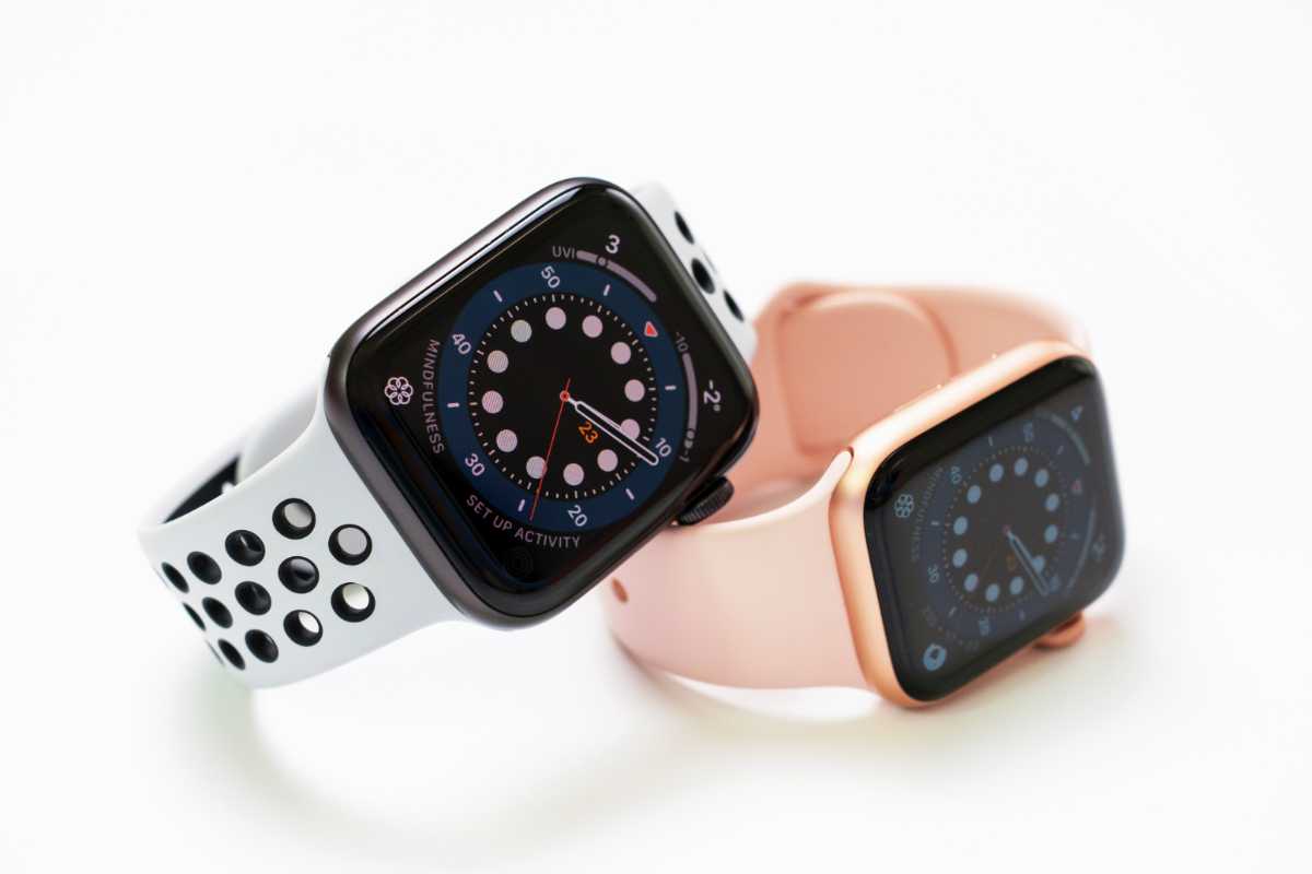 due Apple Watch in ricarica di notte
