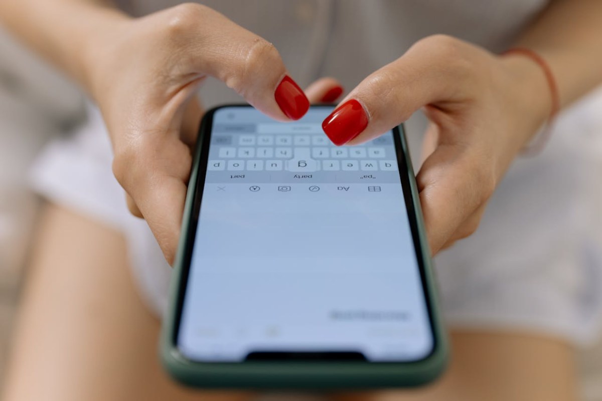 Ragazza che scrive su iPhone